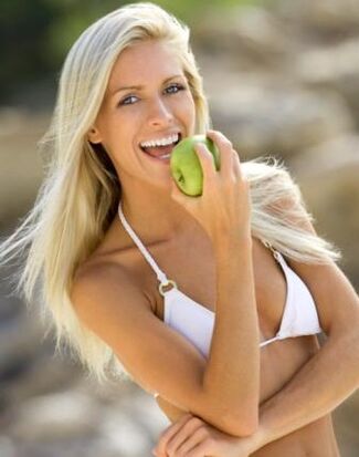 meitene ēd ābolu, lai zaudētu svaru par 10 kg mēnesī